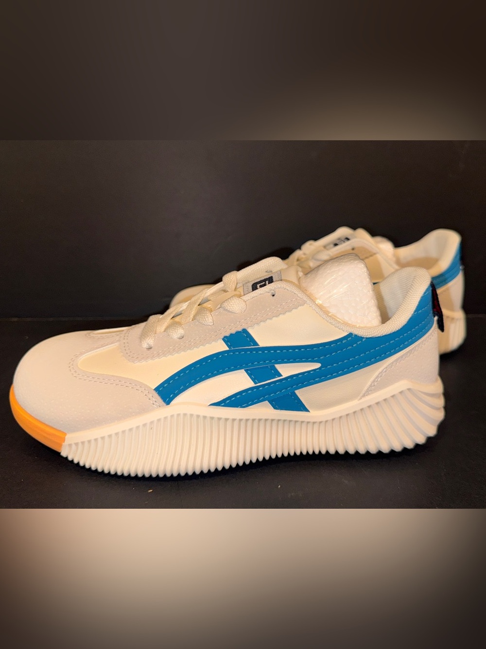 NWT Women’s Cream & Blue Vintage Style De Florance DF Cloudea sneakers, size 6